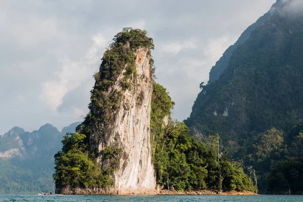 Ratchaprapa baraj veya Cheow Larn Gölü, Tayland en güzel yerlerinden biri olan Khao Sok Milli Parklar