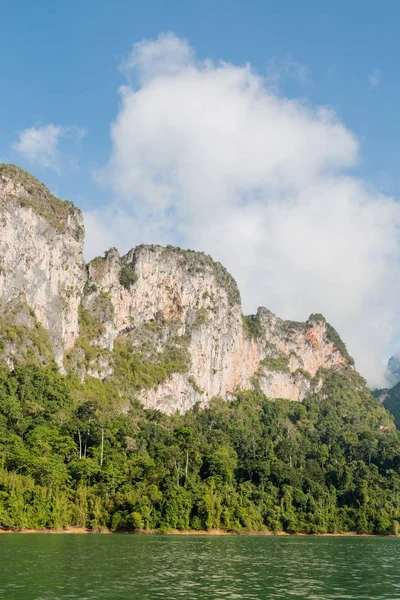 Ratchaprapa baraj veya Cheow Larn Gölü, Tayland en güzel yerlerinden biri olan Khao Sok Milli Parklar