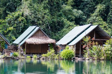 Tropikal lakeside kulübede ratchaprapa baraj veya Cheow Lan Barajı Suratthani, Tayland.