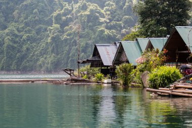 Tropikal lakeside kulübede ratchaprapa baraj veya Cheow Lan Barajı Suratthani, Tayland.