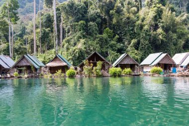 Tropikal lakeside kulübede ratchaprapa baraj veya Cheow Lan Barajı Suratthani, Tayland.
