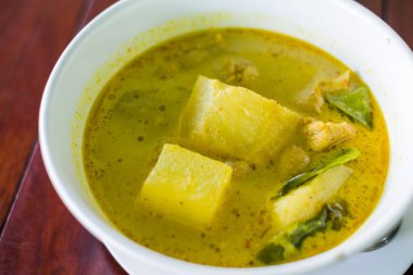 Tay yeşil köri tavuk veya Krachan Kiew Wan Gai ile