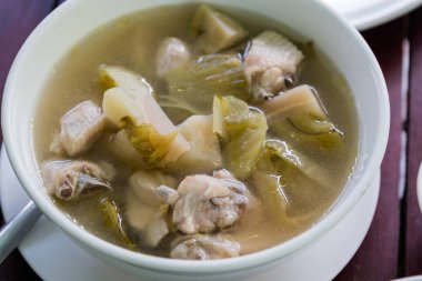 Tavukla turşu marul çorbası