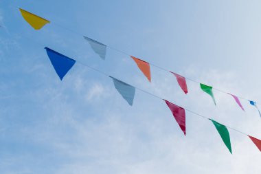 Festival bayrak satırı arka planda mavi gökyüzü ile