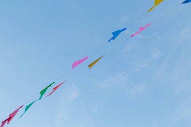 Festival bayrak satırı arka planda mavi gökyüzü ile