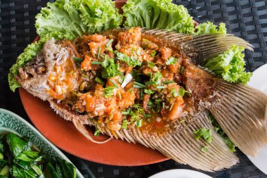 derin kızarmış balık biber sosu ile