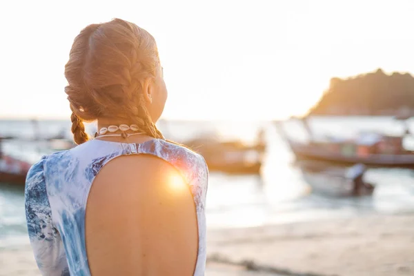 Chica feliz disfrutando del hermoso amanecer en la playa en Satun, Tailandia — Foto de Stock