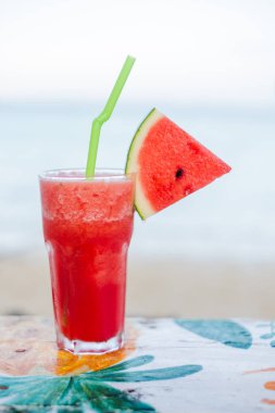 Taze karpuz suyu. Yaz için sağlıklı bir içki..