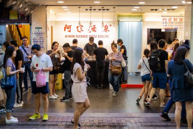 Taipei, Tayvan - Tayvan 'da Ximending' de yürüyen ve alışveriş yapan bir sürü insan. 4 Ekim 2019 'da