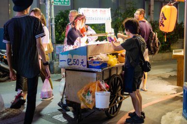 Taipei, Tayvan - Tayvan 'da geceleri Ximending sokak gıda pazarı. 4 Ekim 2019 'da