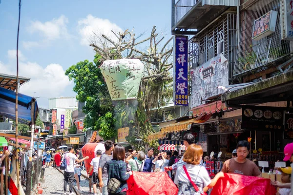 Тайбэй Тайвань Многие Люди Запускают Небесный Фонарь Вдоль Железной Дороги — стоковое фото