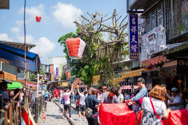 Taipei Tajvan Sok Ember Elindítja Sky Lantern Mentén Vasút Shifen Stock Fotó