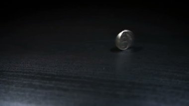 Parayı teslim ettik. Sikke yakın kamera döner, yavaşlar ve düşüyor. Ağır çekim