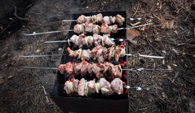 Brazier çiğ et ile Barbekü şişler.