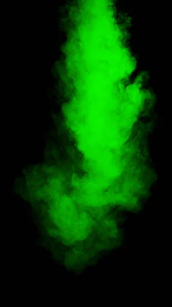 Fumo verde no fundo preto, conceito de escuridão — Fotografia de Stock