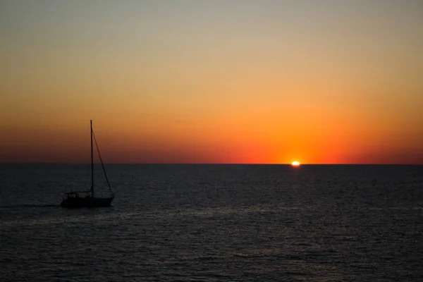 Iate no mar ao pôr-do-sol — Fotografia de Stock