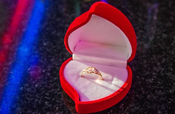 Arany gyűrű, zafír, fehér alapon piros bársony dobozban.. — Stock Fotó