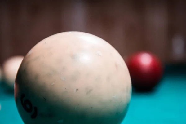 Bola de billar blanco acostado en la mesa de billar . —  Fotos de Stock