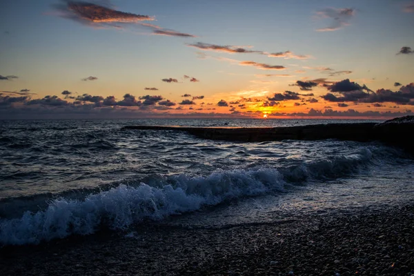Belo pôr do sol no mar, a vista da costa . — Fotografia de Stock