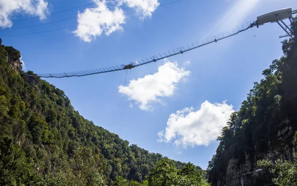 Ponte de suspensão na montanha — Fotografia de Stock