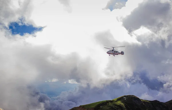 Helicóptero sobre montañas —  Fotos de Stock