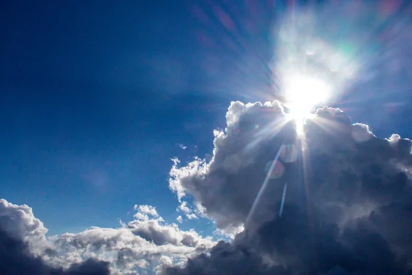 強力な太陽と空 — ストック写真