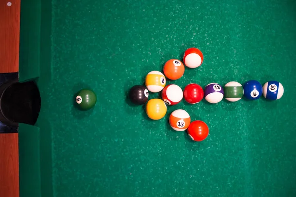 Arrow from the billiard balls showing on one ball. Motivating concept — Stock Photo, Image