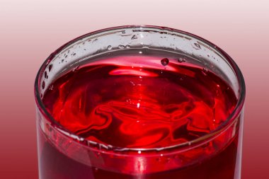 Kırmızı sıvı cam