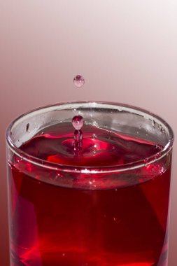 Cam içine damla uçar