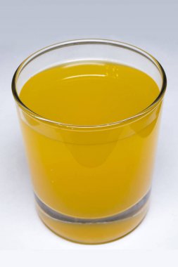Cam sarı sıvı ile