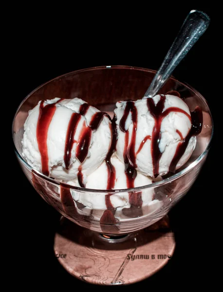 Bola branca de sorvete regada com cobertura de chocolate — Fotografia de Stock