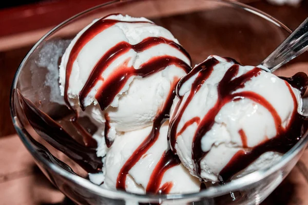 Bola branca de sorvete regada com cobertura de chocolate — Fotografia de Stock