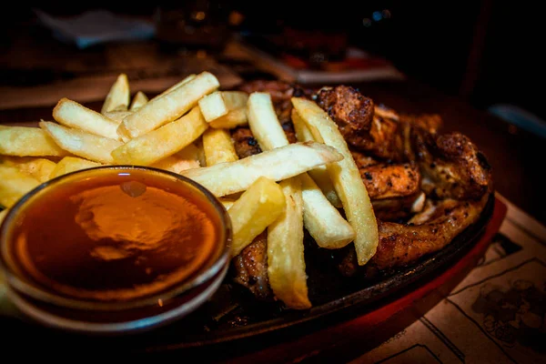 Grilled ribs with potatoes — Stock Photo, Image