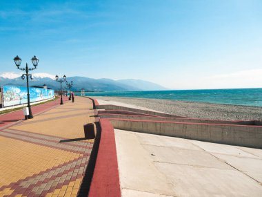 Güneşli bir deniz boyunca kış geçit