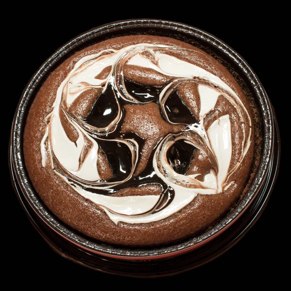 Bolo de chocolate, cheesecake creme regado e chocolate isolado — Fotografia de Stock