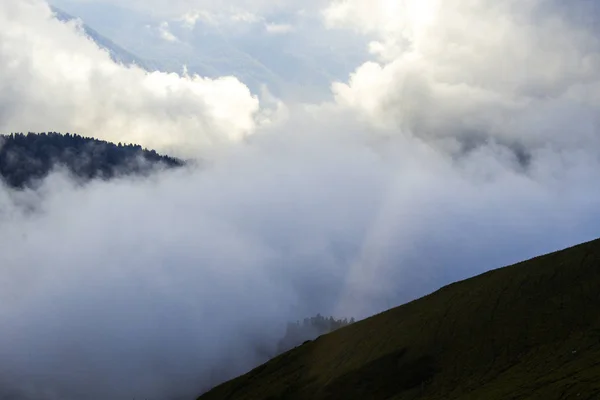 Montañas en las densas nubes en el día soleado de verano —  Fotos de Stock