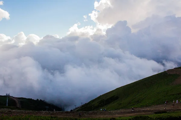 Helicóptero de carga flotaba en grandes nubes obmnyh —  Fotos de Stock