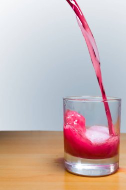 kırmızı şarap bir bardak sıvı dökme