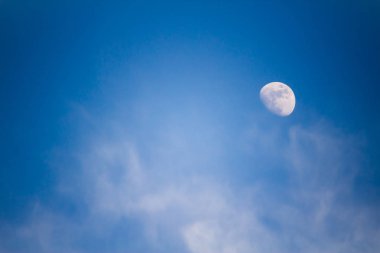 Öğleden sonra mavi gökyüzü bulutlu karşı büyük bir ay