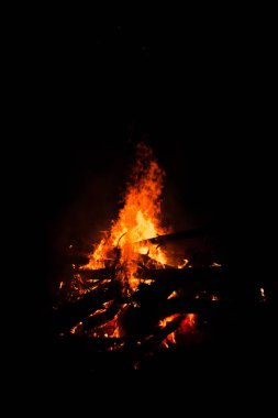 Ağaçlar geceleri yanan şenlik ateşi. Parlak, ısı, ışık, kamp, büyük şenlik ateşi yakma şenlik ateşi.