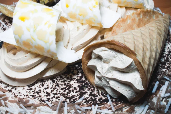 Um delicioso bolo de mousse de chocolate decorado com um cone de waffle e um esmalte é uma excelente sobremesa close-up — Fotografia de Stock