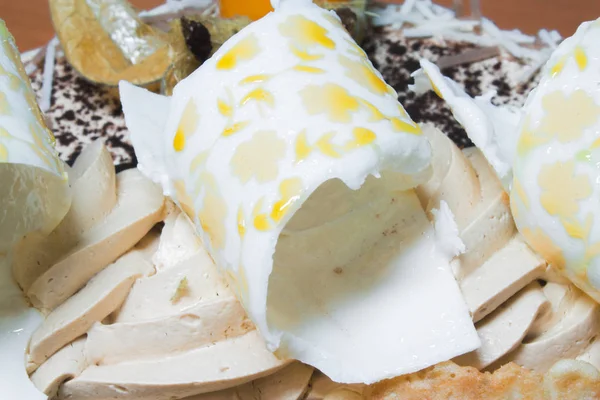 Um delicioso bolo de mousse de chocolate decorado com um cone de waffle e um esmalte é uma excelente sobremesa close-up — Fotografia de Stock