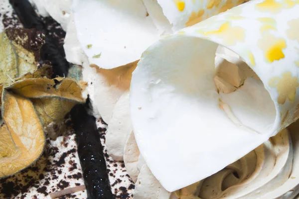 Lahodné čokoládové mousse dort zdobený oplatkovém kornoutku a lazura je výborný dezert detail — Stock fotografie
