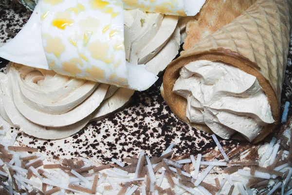 Lahodné čokoládové mousse dort zdobený oplatkovém kornoutku a lazura je výborný dezert detail — Stock fotografie