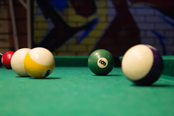 Більярдні м'ячі на зеленому столі з більярдним ключем, снукер, гра в басейн. Копіювати простір — стокове фото