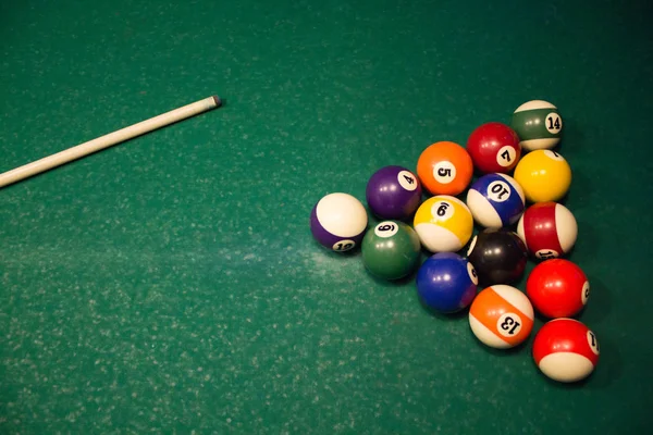 Palle da biliardo su tavolo verde con stecca da biliardo, snooker, biliardo. Copia spazio — Foto Stock