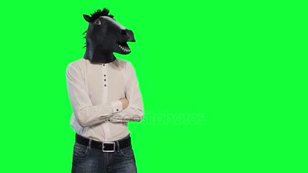 Muž v masce na koni kývne hlavou tanec chromakey — Stock video