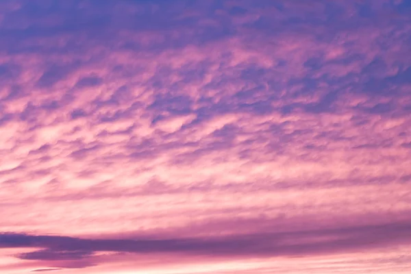 空の明るいカラフルな美しい夕焼け雲 — ストック写真