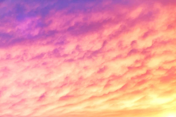紫とオレンジ色の夕焼け空。暗い雲の美しい空. — ストック写真