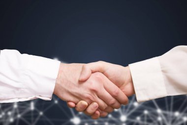 Teknolojinin bir arka plan üzerinde iki İşadamlarından el sıkışma